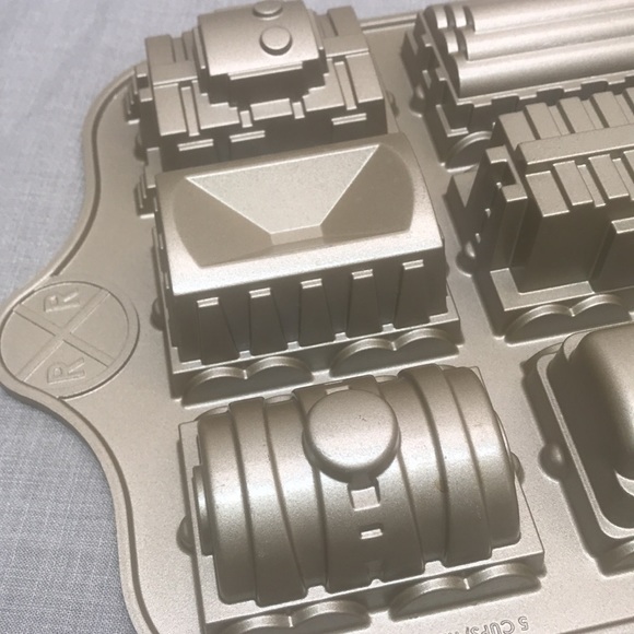 Nordic Ware Train Cake Pan 5 cups - Picture 10 of 11